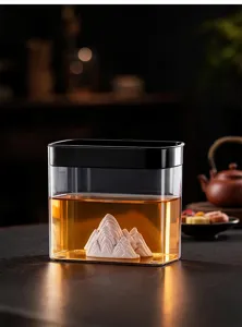 Vue détaillée d'un seau à thé transparent avec sculpture de montagne blanche