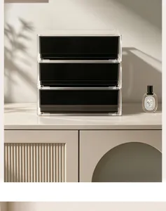 Dreistöckiger Organizer aus schwarzem und klarem Acryl auf einem modernen beigen Schrank