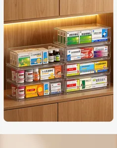 Cajas de almacenamiento de medicamentos transparentes apilables en estante de madera