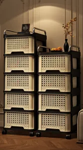 Vue détaillée d'un meuble de rangement vintage à roulettes avec tiroirs en rotin.