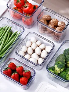 Vue détaillée de contenants alimentaires nervurés remplis de légumes frais et sains
