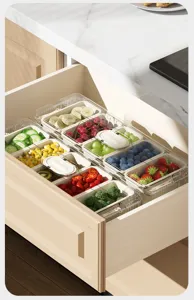 Primer plano de recipientes transparentes organizados en un cajón de la cocina