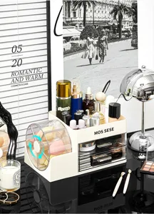 Detailansicht des Drehrads für Make-up-Schwämme in diesem cremefarbenen Organizer