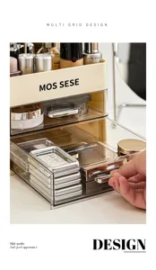 Detailansicht eines großen Make-up-Organizers mit transparenten Schubladen