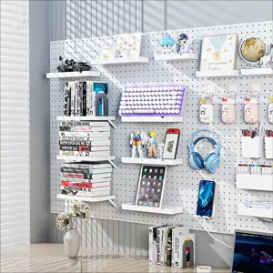 Organisateur mural en panneau perforé blanc avec étagères et accessoires