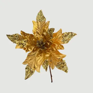 Nahaufnahme eines goldenen künstlichen Weihnachtssterns mit Glitzer für Tannen