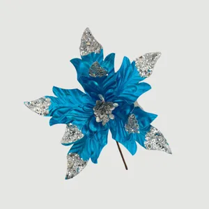 Makro-Detail einer künstlichen blauen Weihnachtsblume mit silbernen Glitzerblättern