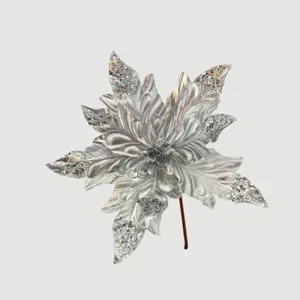 Nahaufnahme einer silbernen künstlichen Weihnachtsblume mit Pailletten und Glitzer