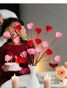 Dettaglio di rami a forma di cuore rosa e rossi in un vaso per la festa di San Valentino