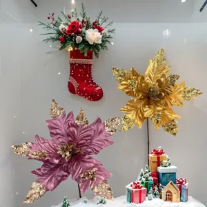 Glitzernde künstliche Weihnachtssterne und Socken für die Baumdekoration.
