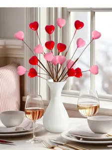 Decorazione romantica per la tavola con cuori artificiali rossi e rosa in vaso bianco.