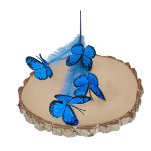 Mariposas azules artificiales en rama para decoración de interiores y fotografía