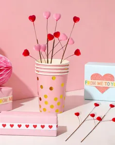 Vista macro di rami di cuore artificiali rossi e rosa per decorazioni festive