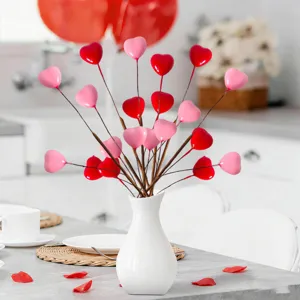 Steli artificiali a forma di cuore per San Valentino in rosso e rosa per la casa