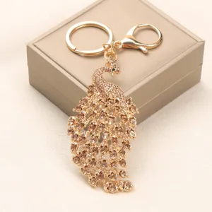 Detail van een elegante pauw sleutelhanger met champagne strasstenen op een juwelendoosje