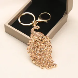 Elegante vintage gouden pauw sleutelhanger met kristallen in een luxe geschenkdoosje.