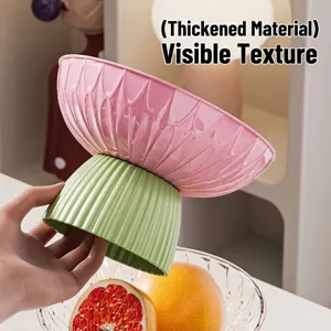 Plato de frutas con pie de colores vibrantes y textura estriada para decoración.