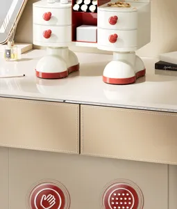 Dettaglio di un organizzatore cosmetico creativo con originali gambe a forma di stivali rossi.