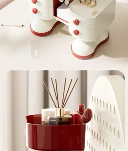 Dettaglio dell'organizzatore per trucco crema e rosso con cassetti portaoggetti