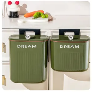 Detailansicht von zwei grünen wandmontierten Küchenmülleimern mit DREAM-Aufdruck
