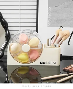 Detailansicht des cremefarbenen Make-up-Organizers mit drehbarem Fach und Pinselfächern