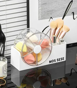Detailansicht eines weißen rotierenden Kosmetik-Organizers mit Make-up-Schwämmen