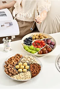 Vista detallada de bandejas de plástico divididas con frutas y frutos secos en una mesa