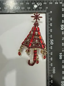 Detailansicht der roten Strass-Regenschirm-Brosche mit Schneeflocke und Messlineal