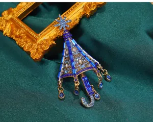 Detailaufnahme der blauen Strass-Regenschirm-Brosche mit Schneeflocke