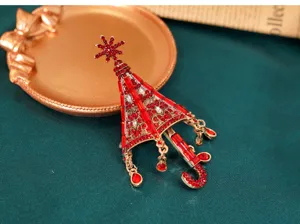 Detailansicht einer luxuriösen Vintage-Brosche mit roten Strasssteinen und Schneeflocken