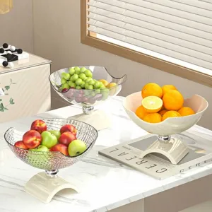 Ensemble de coupes à fruits de luxe sur pied pour une présentation élégante dans le salon.