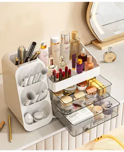 Detalle de un gran organizador de cosméticos blanco con cajones claros en un tocador