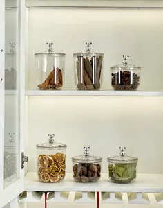 Bocaux hermétiques avec couvercles d'ours rangés dans un placard de cuisine éclairé