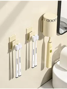 Dettaglio del portaspazzolino elettrico da parete in un bagno dal design minimal.