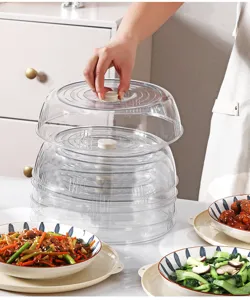 Detalle de cubiertas de comida transparentes y apilables de plástico para mesa de cocina