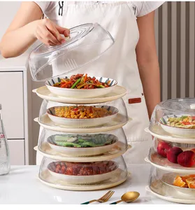Primer plano de cubiertas apilables transparentes para comida en mesa de cocina.