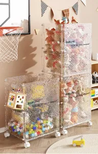 Grandes cajas transparentes con ruedas para organizar juguetes y ropa en la habitación infantil