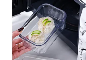 Gros plan d'un récipient alimentaire transparent passant au micro-ondes avec du riz