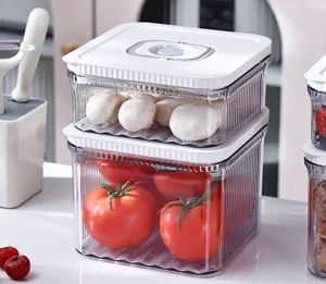 Boîtes de conservation sous vide empilées avec des champignons et des tomates