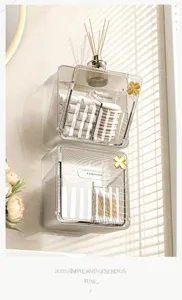 Primer plano de cajas organizadoras de cosméticos transparentes fijadas a la pared