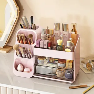 Gran organizador de maquillaje rosa para cosméticos y cuidado de piel en tocador.