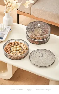 Elegante caja de snacks estilo crema con tapa texturizada y asa en forma de oso