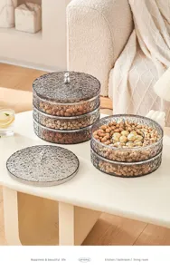 Vista detallada de cajas de snacks multicapa estilo crema con nueces y chocolates