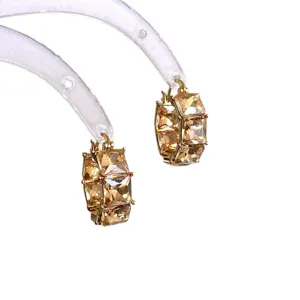 Eleganti orecchini a cerchio in oro champagne con strass scintillanti taglio quadrato.