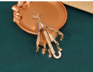 Detailansicht der Rückseite einer goldenen Vintage-Regenschirm-Brosche mit Nadelverschluss