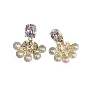 Pendientes elegantes de perlas en forma de abanico estilo francés con cristales para mujer