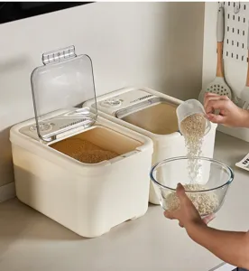 Détail du versement de riz d'un récipient hermétique crème dans un bol.