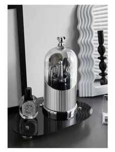 Luxe zilveren make-up borstel organizer met een stofdichte berendeksel op plateau