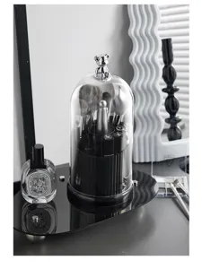 Detailweergave van een luxe make-up penseel organizer met een zilveren berenhandvat.