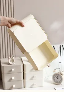 Nahaufnahme des cremefarbenen stapelbaren Schreibtisch-Schubladenfachs.